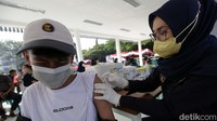 Begini ekspresi warga saat disuntik vaksin. Seperti diketahui syarat perjalanan dengan kereta api, penumpang harus menerima vaksin booster atau melakukan tes PCR maupun antigen.