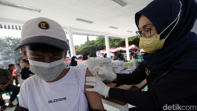 Kejar Syarat Perjalanan, Vaksinasi Booster di Bekasi Didatangi Warga
