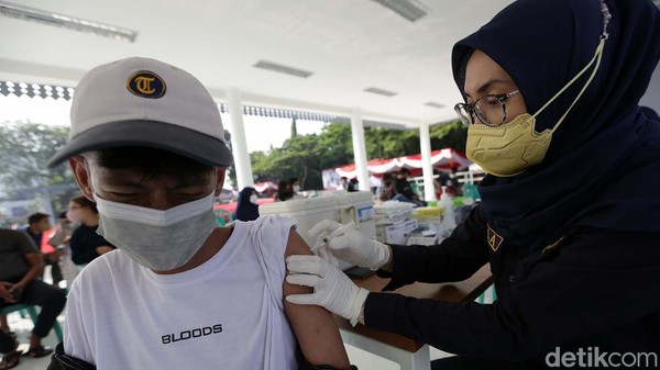 Kejar Syarat Perjalanan, Vaksinasi Booster di Bekasi Didatangi Warga