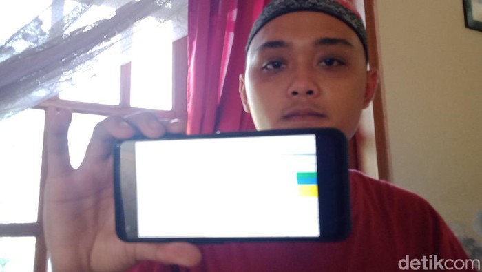 Irfan menunjukkan foto nilai hasil seleksi perangkat desa Klaten yang menyatakan nilainya tertinggi, Kamis (25/8/2022).