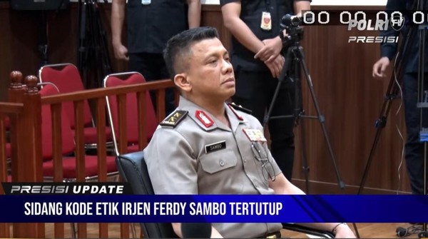 7 Foto Kemunculan Perdana Ferdy Sambo Usai Jadi Tersangka
