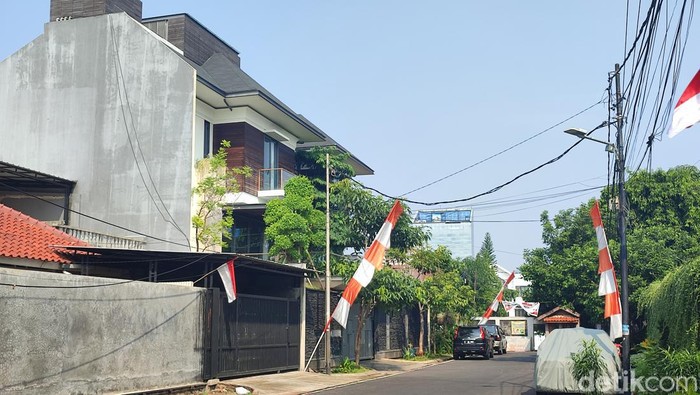 Istri Irjen Ferdy Sambo, Putri Candrawathi, batal diperiksa Bareskrim hari ini. Begini suasana di sekitar rumah pribadi Sambo di Duren Tiga, Jaksel. (Rizky AM/detikcom)