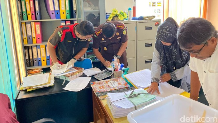 Jaksa geledah Kantor DLHK Sabang.