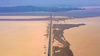 Danau menyisakan air keruh akibat menyusut drastis. Gelombang panas dan sedikit curah hujan telah memecahkan rekor tertinggi di China.  