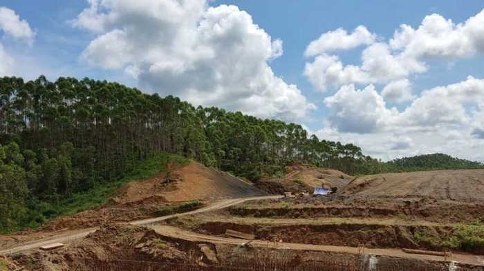 Jokowi Bangun Jalan Lingkar Sepaku di IKN, Ini Penampakannya Kementerian Pekerjaan Umum dan Perumahan Rakyat (PUPR) melalui Direktorat Jenderal Bina Marga melaksanakan pembangunan Jalan Lingkar Sepaku, jalan nasional yang menjadi akses utama menuju IKN Nusantara.