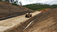 Saat ini, pembangunan jalan lingkar Sepaku segmen 1 hingga segmen 3 hampir selesai dengan rata-rata progress fisik mencapai 77%. Alokasi APBN terbagi dalam tiga paket dengan total nilai Rp 103,772 miliar.