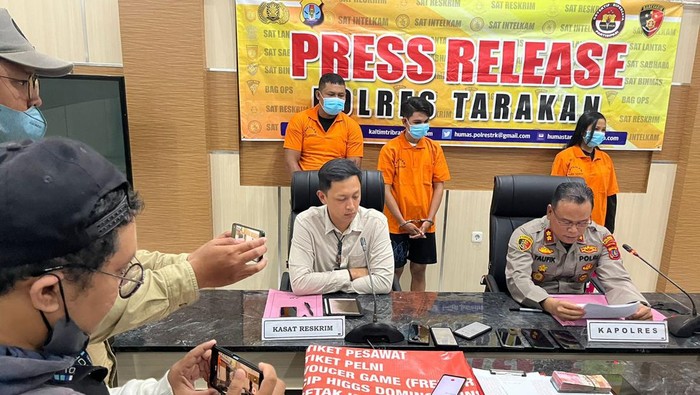Dua penjual chip, AK dan SB, serta SF pembeli chip saat diamankan di Polres Tarakan.