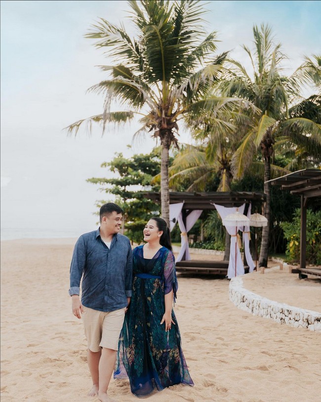 Pada foto lainnya, Kahiyang Ayu berfoto bersama sang suami di tepi pantai. Wanita 31 tahun ini tampak memakai gaun panjang biru menyapu pasir. Sementara Bobby tampil senada memakai kemeja denim dan celana bermuda warna beige. Foto: Instagram