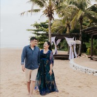 Pada foto lainnya, Kahiyang Ayu berfoto bersama sang suami di tepi pantai. Wanita 31 tahun ini tampak memakai gaun panjang biru menyapu pasir. Sementara Bobby tampil senada memakai kemeja denim dan celana bermuda warna beige. Foto: Instagram