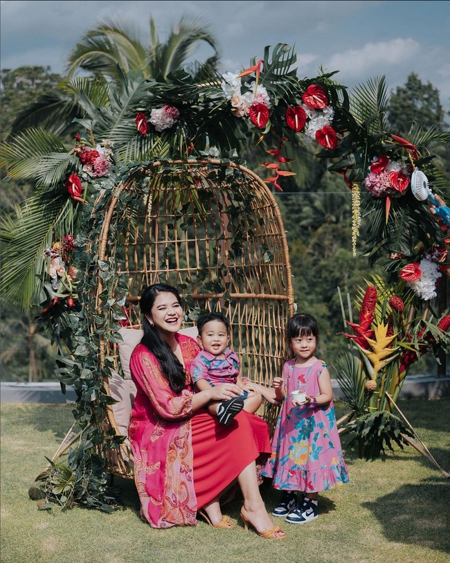 Kahiyang Ayu sudah memberikan petunjuk kalau dirinya sedang berbadan dua. Saat mengunggah foto dirinya bersama kedua anaknya, ia menulis caption, ‘+1’. Kali ini Ayang tampil feminin memakai gaun bernuansa magenta dan high heels warna beige.  Foto: Instagram