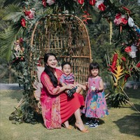 Kahiyang Ayu sudah memberikan petunjuk kalau dirinya sedang berbadan dua. Saat mengunggah foto dirinya bersama kedua anaknya, ia menulis caption, ‘+1’. Kali ini Ayang tampil feminin memakai gaun bernuansa magenta dan high heels warna beige.  Foto: Instagram