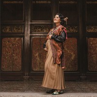 Pemotretan kehamilan digarap oleh fotografer Rio Motret dengan konsep nuansa etnik dan vintage. Kahiyang Ayu tampak mengenakan rok panjang aksen lipit yang dipadu blouse dan rompi ruffle rancangan desainer Mel Ahyar. Foto: Instagram