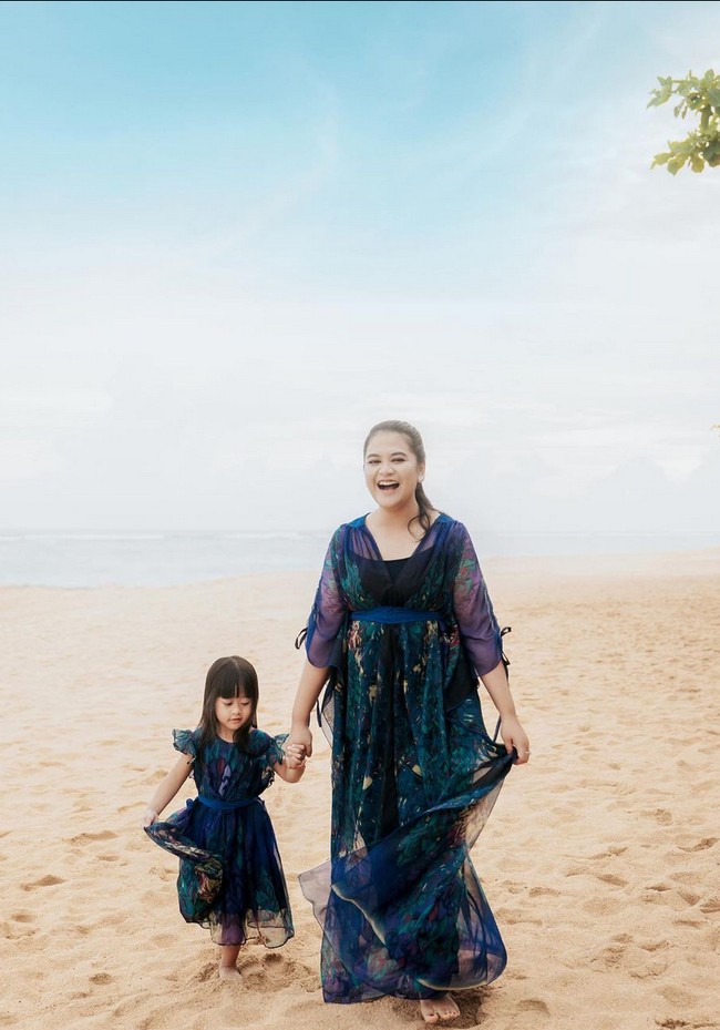 Senyum lepas Kahiyang Ayu saat menggandeng putri sulungnya, Sedah Mirah Nasution. Wajahnya tampak segar dengan tatanan rambut kuncir kuda. Foto: Instagram