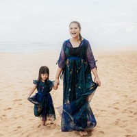 Senyum lepas Kahiyang Ayu saat menggandeng putri sulungnya, Sedah Mirah Nasution. Wajahnya tampak segar dengan tatanan rambut kuncir kuda. Foto: Instagram