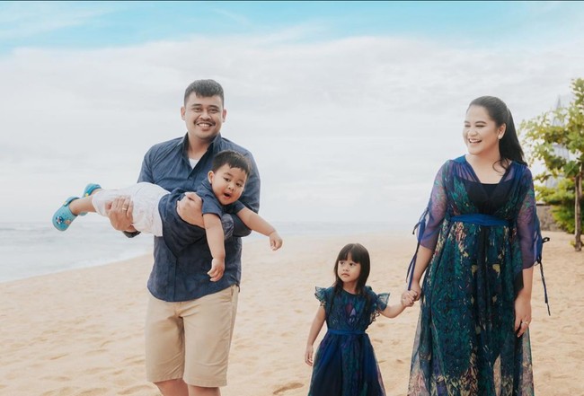 Potret keluarga bahagia Kahiyang Ayu dan Bobby Nasution yang akan menambah anggota baru. Foto: Instagram