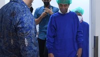 Anak ketiga dari pasangan Kahiyang Ayu dan Wali Kota Medan Bobby Nasution itu berjenis kelamin laki-laki dan lahir sekitar pukul 06.39 WIB. Adik dari Sedah Mirah dan Panembahan Al Nahyan tersebut terlahir sehat dengan berat badan 3,49 kilogram dan panjang badan 48 centimeter melalui operasi caesar. (Foto: Lukas - Biro Pers Sekretariat Presiden)