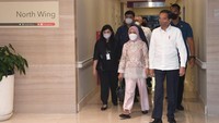 Dari keterangan tertulis Biro Pers Sekretariat Presiden, Jokowi dan Iriana tampak tiba di Rumah Sakit Pondok Indah untuk menantikan kelahiran sang cucu sekira pukul 05.50 WIB, Kamis (25/8/2022). Jokowi tiba untuk menyambut kelahiran cucu kelimanya. (Foto: Lukas - Biro Pers Sekretariat Presiden)