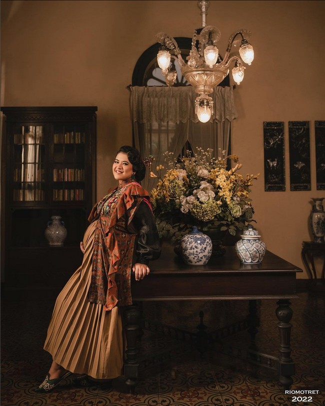 Istri dari Wali Kota Medan Bobby Nasution ini sempat mengabadikan kehamilan ketiganya dalam beberapa foto bertema etnik hingga nuansa pantai. Foto: Instagram