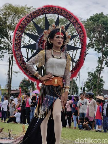 Karnaval budaya Magical Toraja memamerkan kostum unik