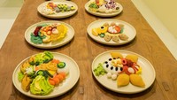 Karya seninya juga dilengkapi dengan sayur, lauk pauk, dan tentu saja warna-warni yang ngejreng di dalamnya. Foto: Courtesy of ARTJOG MMXXII