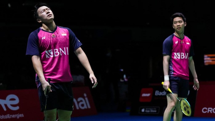 TOKYO, JAPAN - AUGUST 25: Marcus Fernaldi Gideon (L) and Kevin Sanjaya Sukamuljo of Indonesia react in the Mens Doubles Third Round match against Ben Lane and Sean Vendy of England on day four of the BWF World Championships at Tokyo Metropolitan Gymnasium on August 25, 2022 in Tokyo, Japan. (Photo by Shi Tang/Getty Images)