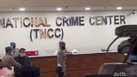 Kuat Maruf adalah satu dari 15 saksi yang dihadirkan dalam sidang. Kuat Maruf, sopir yang juga ART Irjen Ferdy Sambo untuk pertama kali muncul ke publik. Kuat menjadi saksi dalam sidang etik yang dijalani Sambo. (Wildan N/detikcom)