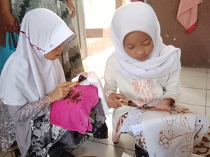 Lestarikan Budaya, SDN 1 Cintakarya Garut Adakan Lomba Membatik