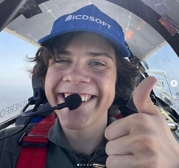 Selain menjadi orang termuda yang terbang keliling dunia sendirian, Rutherford adalah orang termuda yang mengelilingi dunia dengan pesawat microlight. Dia melewati 52 negara di lima benua dan untuk mendapatkanoleh Guinness World Records, ia melintasi khatulistiwa dua kali. Selain menjadi orang termuda yang terbang keliling dunia sendirian, Rutherford adalah orang termuda yang mengelilingi dunia dengan pesawat microlight. Dia melewati 52 negara di lima benua dan untuk mendapatkanoleh Guinness World Records, ia melintasi khatulistiwa dua kali.