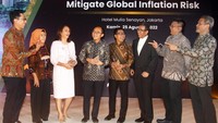 Direktur Utama PT Mandiri Manajemen Investasi (Mandiri Investasi) Aliyahdin Saugi (kiri) didampingi jajaran Direksi Mandiri Investasi Kun Listyaningsih (2 kiri), Arief Budiman (2 kanan), Baban Sudarman (kanan), berbincang dengan para pembicara Market and Investment Outlook 2022 yang bertajuk: Indonesia’s Strategy to Mitigate Global Inflation Risk, yang digelar Mandiri Investasi di Jakarta, Kamis (25/8/2022).