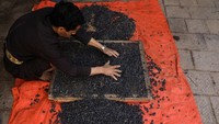 Begini bentuk kismis yang telah jadi. Petani kismis di Yaman dihadapkan pada persaingan dengan produk impor terutama kismis asal China.