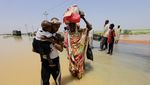 Melihat Proses Evakuasi Anak-anak Korban Banjir di Sudan