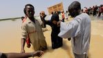 Melihat Proses Evakuasi Anak-anak Korban Banjir di Sudan