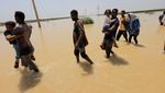 Melihat Proses Evakuasi Anak-anak Korban Banjir di Sudan