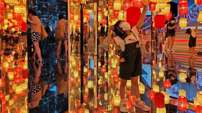 Memasuki 'Dunia Kaca' di Shanghai yang Bikin Terhipnotis Sebuah pameran instalasi kaca digelar di SML Center, Shanghai, China. Dijamin para pengunjung bakal terhipnotis di tempat ini. Penasaran?