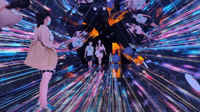 Sebuah pameran instalasi kaca digelar di SML Center, Shanghai, China. Dijamin para pengunjung bakal terhipnotis di tempat ini. Penasaran?