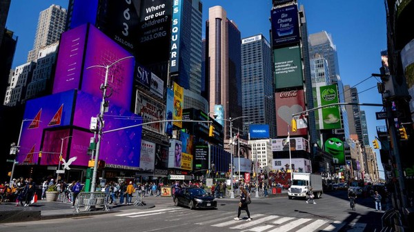 Selanjutnya ada kawasan Times Square yang fenomenal dengan deretan arsitektur gedung pencakar langit yang khas. Lanskap ini difoto pada 21 Maret 2021.
