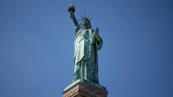 Lalu ada ikon plaing terkenal Patung Liberty. Patung ini didedikasikan pada 28 Oktober 1886 sebagai hadiah untuk AS dari Prancis. Monumen ini pun dipahat oleh Frederic Auguste Bartholdi. Panorama ini diambil pada 12 April 2022.