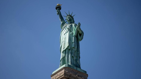 Lalu ada ikon plaing terkenal Patung Liberty. Patung ini didedikasikan pada 28 Oktober 1886 sebagai hadiah untuk AS dari Prancis. Monumen ini pun dipahat oleh Frederic Auguste Bartholdi. Panorama ini diambil pada 12 April 2022. Lalu ada ikon plaing terkenal Patung Liberty. Patung ini didedikasikan pada 28 Oktober 1886 sebagai hadiah untuk AS dari Prancis. Monumen ini pun dipahat oleh Frederic Auguste Bartholdi. Panorama ini diambil pada 12 April 2022.