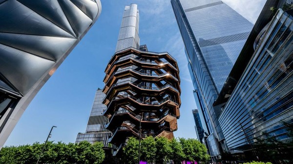 Lanjut, ada arsitektur yang unik dari Gedung Vessel. Gedung ini dibangun oleh arsitek bernama Thomas Heatwick. Lanskap ini diambil pada 13 Juli 2022. Lanjut, ada arsitektur yang unik dari Gedung Vessel. Gedung ini dibangun oleh arsitek bernama Thomas Heatwick. Lanskap ini diambil pada 13 Juli 2022.