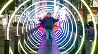 Pertama ada instalasi bertajuk Passage yang merupakan lorong warna-warni karya seniman bernama Serge Maheu yang berlokasi di Broadway Avenue dekat Times Square. Momen ini dijepret pada 21 Januari 2022 lalu.