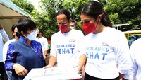 Enny Hartati Sampurno Direktur PT Unilever Indonesia, Tbk. berbincang dengan Mendikbud Nadiem Makarim memberikan penjelasan mengenai modul pembelajaran Program Sekolah Sehat dari Unilever Indonesia.