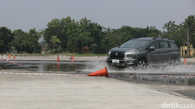Mitsubishi New Xpander Cross