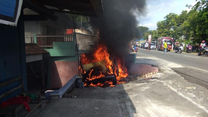 Mobil terbakar usai tabrak pagar rumah warga di Wonogiri, Rabu (25/8/2022).