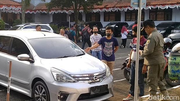 Mobil yang ditabrak kereta kencana Bupati Pekalongan, Kamis (25/8/2022).