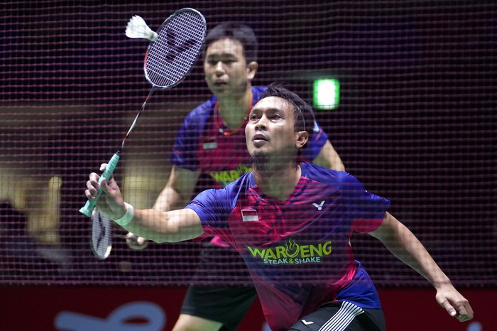 Mohammad Ahsan of Indonesia, with Hendra Setiawan, plays a return during a badminton game of the mens doubles against Mark Lamsfuss and Marvin Seidel of Germany in the BWF World Championships in Tokyo, Thursday, Aug. 25, 2022. (AP Photo/Hiro Komae)