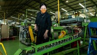 Tak hanya mencicipi, Puan juga meninjau proses pelabelan nanas kemasan di pabrik.