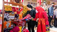 Puan Maharani saat memilih batik di booth Batik Tulis Shiha Ali pada acara Bazar UMKM, Kabupaten Tulang Bawang, Lampung.