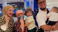 Nathalie Holscher juga tampak akrab dengan ibu dari Frans Faisal. Foto: Instagram