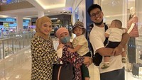 Nathalie Holscher dan Frans Faisal mengajak Adzam dan Gala Sky bermain bersama. Foto: Instagram