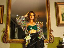 Gaya Kontroversial Nia Ramadhani Pakai Bra Latex dengan Kemeja Terbuka